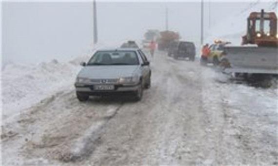 رهاسازی 30 دستگاه خودروی سنگین در برف مانده در محورهای تایباد