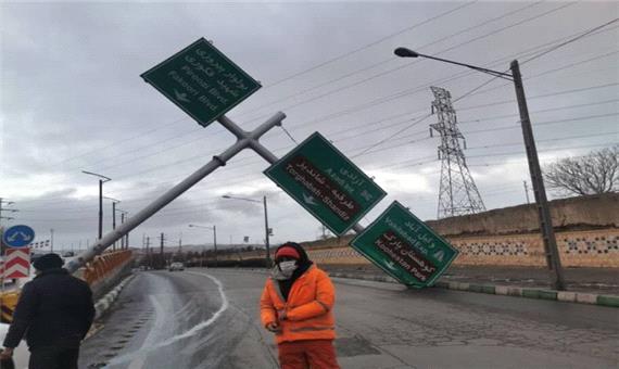 (ویدئو) سقوط اسکلت فلزی ساختمان در مشهد بر اثر توفان