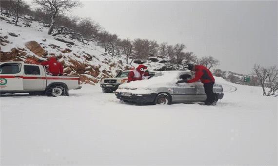 برف و بوران در جاده‌های سرخس/امدادرسانی به 2 خودرو گرفتار در برف