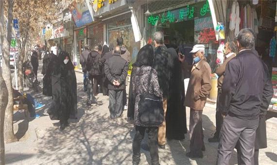 ادامه صف‌های طولانی خرید مرغ در مشهد؛ فروشنده‌ها: احتمال کوپنی شدن مرغ