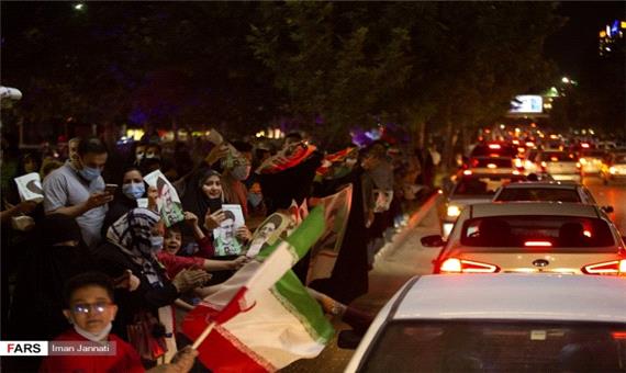شادی مردم مشهد در پی پیروزی رئیسی در انتخابات