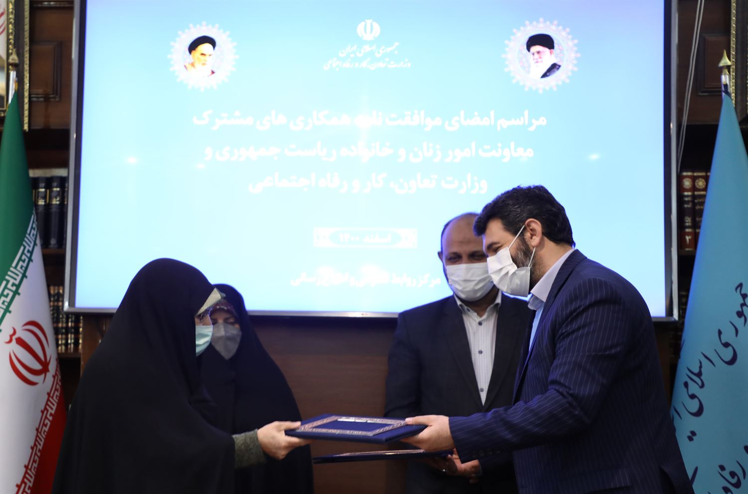 تسهیل اشتغال زنان سرپرست خانوار با امضای موافقت نامه همکاری معاونت امور زنان و خانواده و وزارت کار