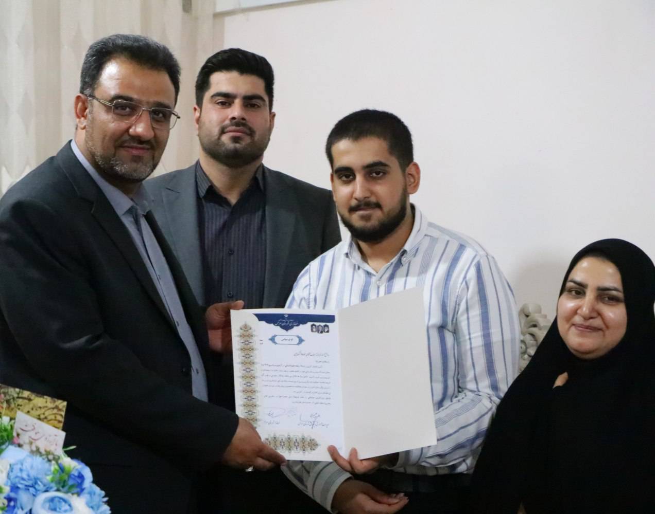 تجلیل از دانش آموز ممتاز کنکور در سرخس