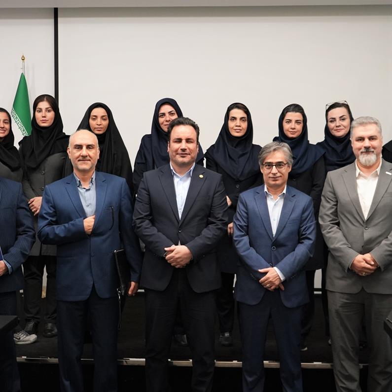 مدیر عامل بیمه دی در اولین نشست با مدیران فروش ۶شرکت بیمه ای مطرح کرد: شرکتهای بیمه ای، دستاوردهای موفق خود را با سایر شرکت‌ها به اشتراک بگذارند