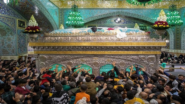 نصب کتیبه‌های سالروز میلاد پیامبر اکرم در صحن و سرای حرم امام رضا(ع)