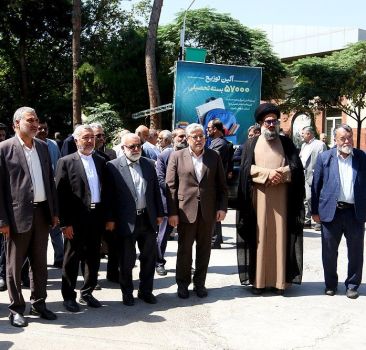 توزیع ۵۷۰۰ بسته تحصیلی میان دانش‌آموزان نیازمند خراسان رضوی با حضور مدیرکل آموزش و پرورش استان