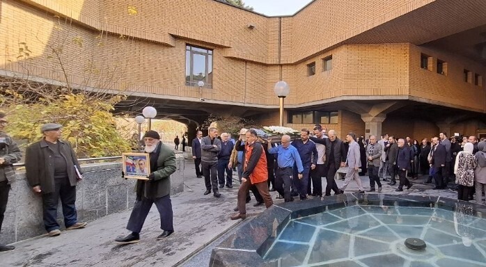 از شمار دو چشم یک تن کم از شمار خرد هزاران بیش/***