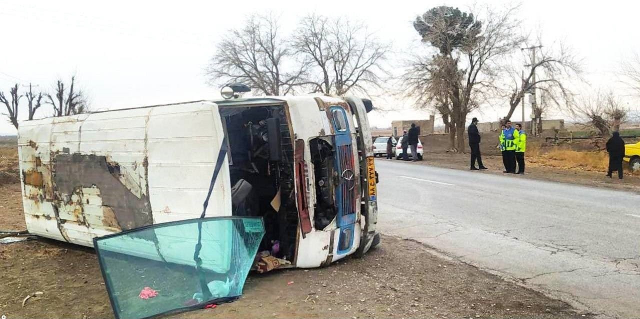 حادثه واژگونی مینی‌بوس مدرسه در جاده نیشابور، مصدوم با حال وخیم ندارد