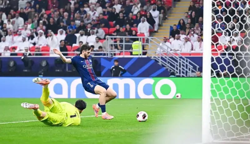 اشتباه مرگبار گلر فلامینگو؛ انگار مرغ می‌گرفت!