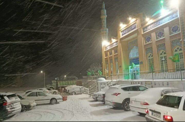 اسکان ۱۲۰ مسافر گرفتار در برف در بقعه امام زاده علوی در شهرستان مشهد