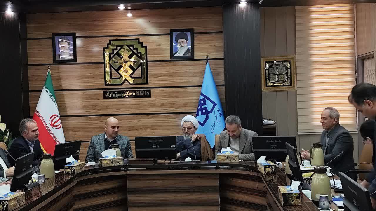 دانشگاه‌ها باید به مراکز حل مسائل واقعی صنعت تبدیل شوند