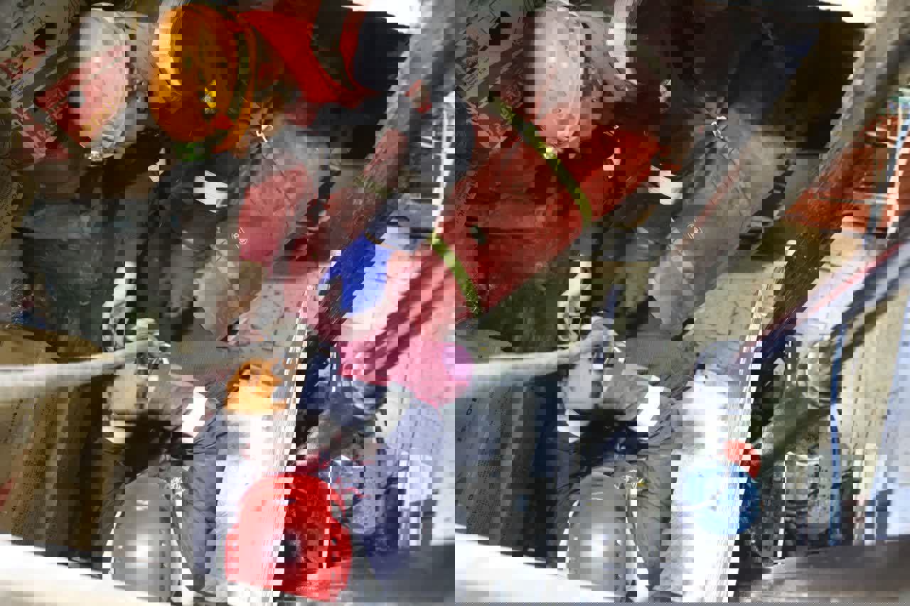 سقوط خطرناک کارگر همراه با بالابر در خیابان ۱۷ شهریور مشهد