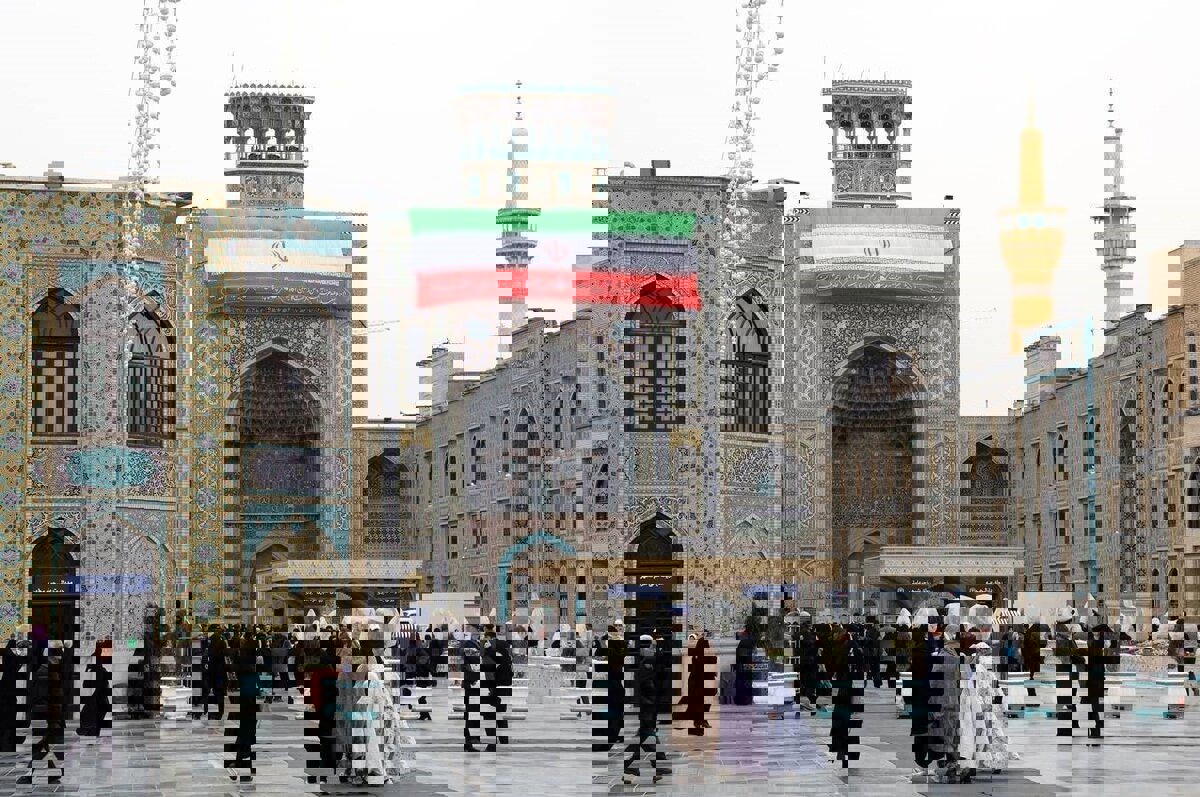 برافراشته شدن پرچم ایران اسلامی و تبلور هویت ملی در صحن و سرای رضوی