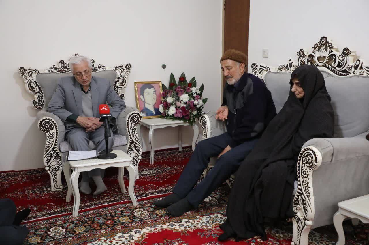 دیدار استاندار خراسان شمالی با خانواده شهید دانش‌آموز در گرمه