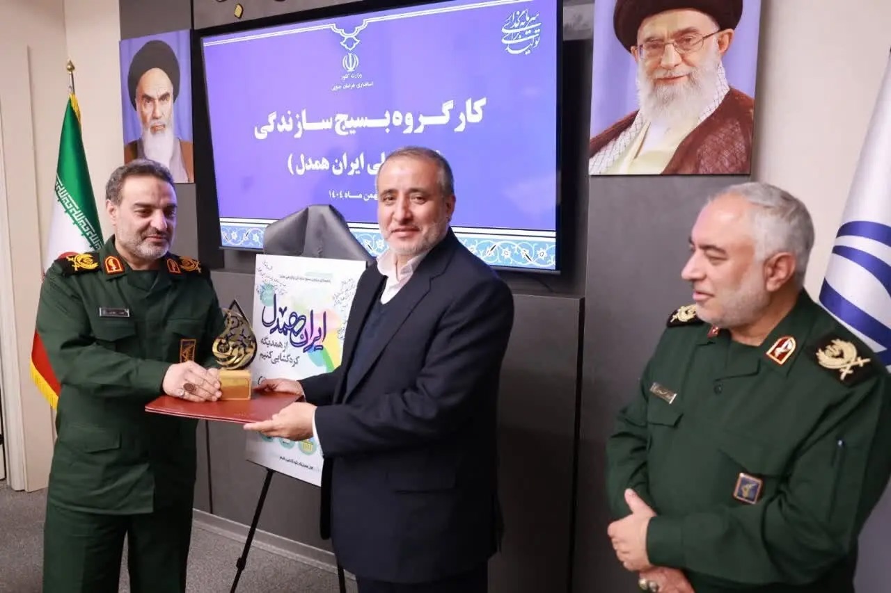 اهدای نشان فردوس به استاندار خراسان جنوبی