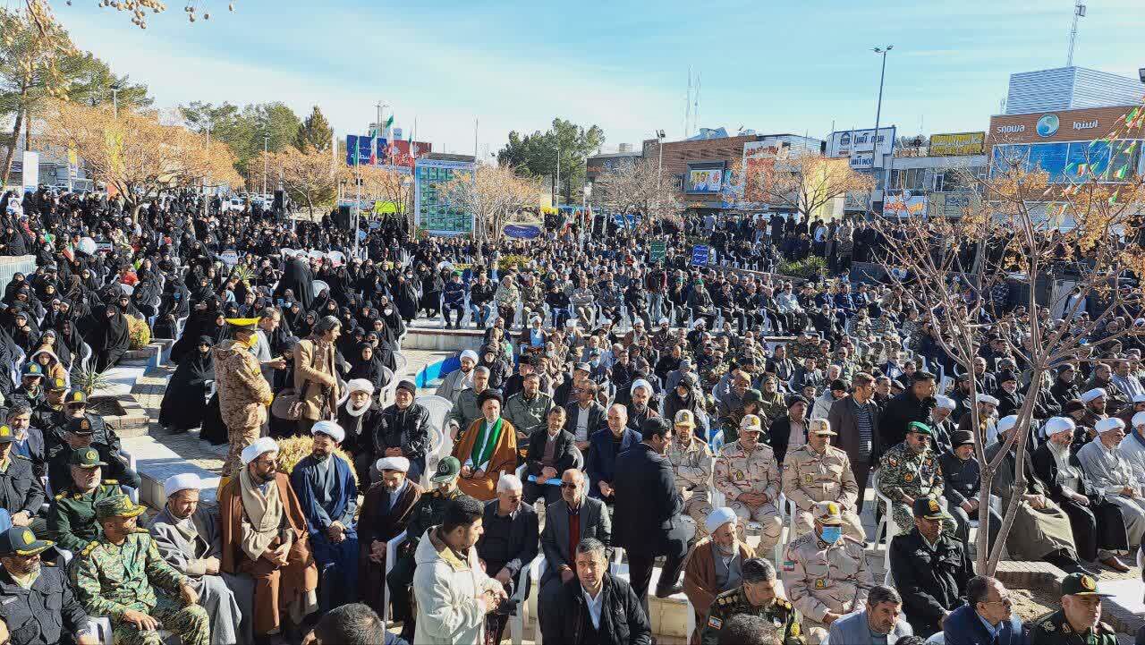 ایران اسلامی به برکت وجود رهبری و پشتیبانی مردم از بحران ها عبور کرده است