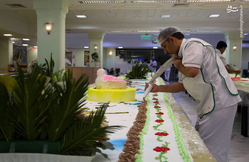 به مناسبت میلاد امام زمان(عج) پخت کیک ۵۰۰ متری در حرم رضوی