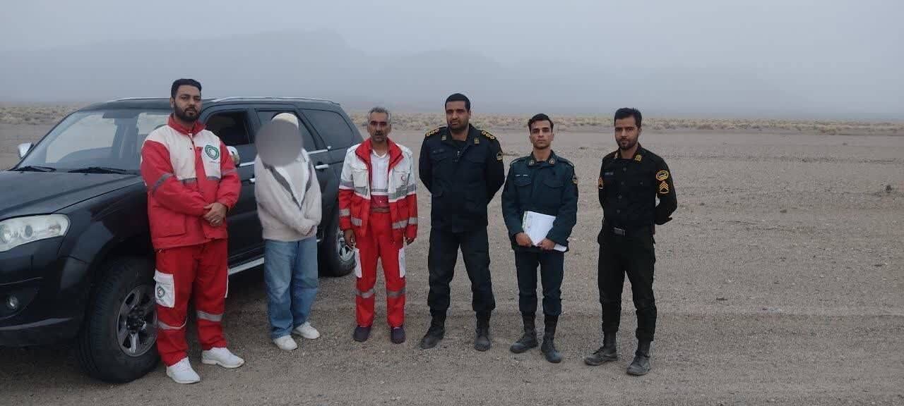 نجات بانوی ۳۶ ساله در کویر لوت با تلاش امدادگران هلال‌احمر خراسان جنوبی