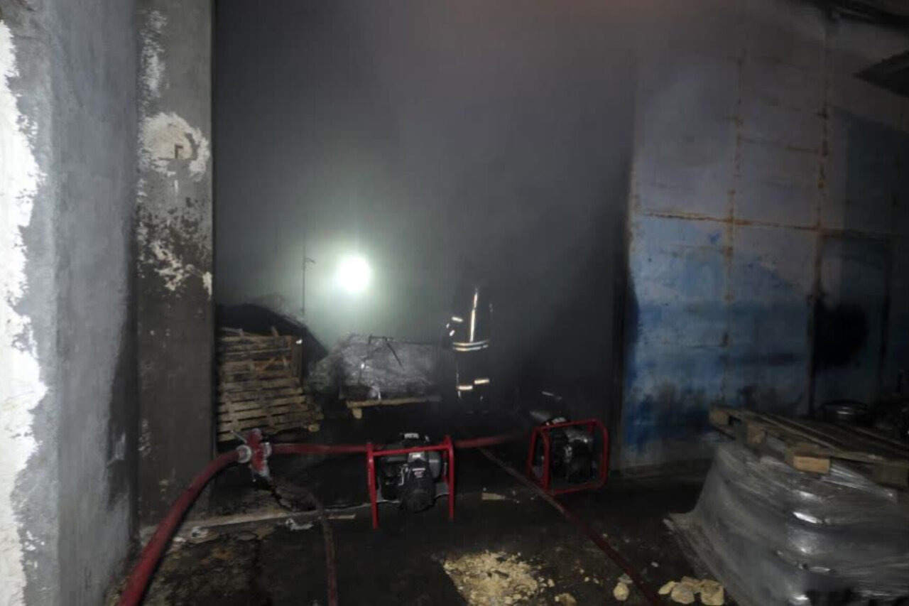 آتش‌سوزی گسترده یک واحد صنعتی در جاده کلات مهار شد