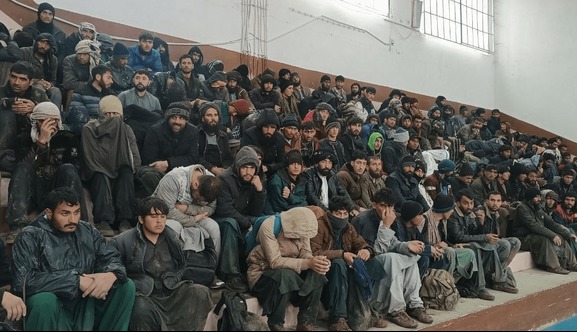 نجات ۳۰۰تبعه غیرمجاز افغانستانی از سرما در مرز دوغارون