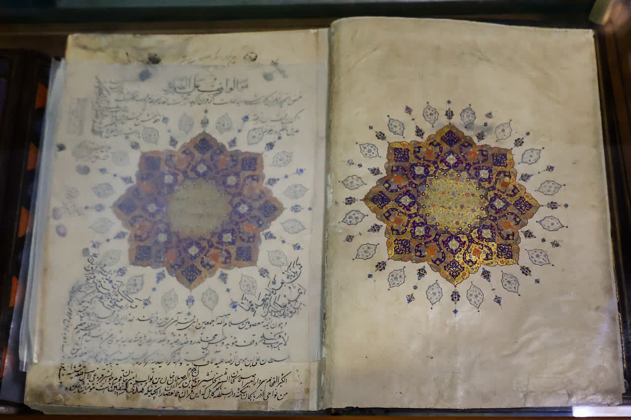 نسخه خطی و نفیس قرآن در حرم رضوی رونمایی شد