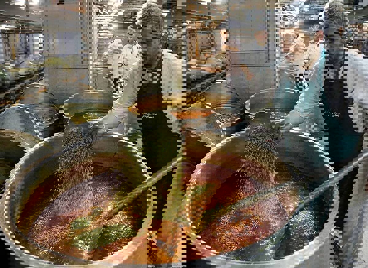 پخت ۶۰ هزار وعده‌غذا در یک روز مهمانسرای حضرت رضا(ع)