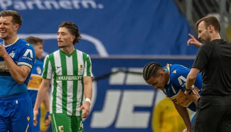 تاریخی؛ کارت زرد-قرمز بعد از یک و نیم ثانیه!