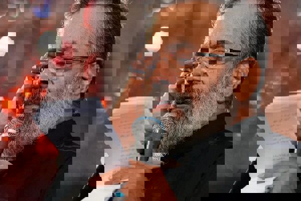 مدح مولا امیرالمؤمنین(ع) با نوای گرم محمود کریمی در حرم امام رضا(ع)