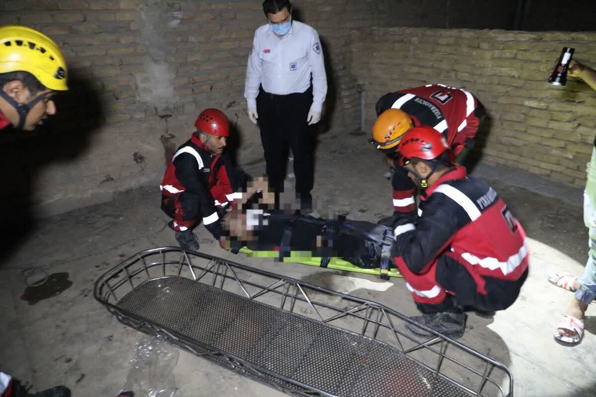 سقوط پدر و فرزند از پشت‌بام در مشهد