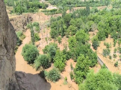 ورود سیلاب به باغات و مزارع روستای طرق شهرستان کوهسرخ کاشمر