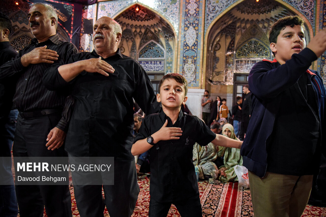 سینه زنی با نوای محلی مازنی در حرم مطهر امام رضا(ع)