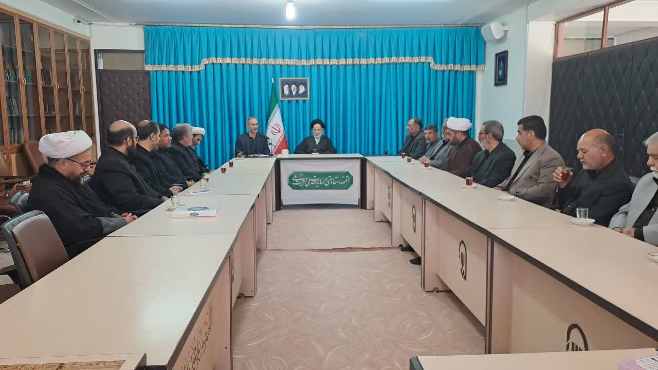 دشمن برای سلطه بر ملت‌ها به دنبال خروج جامعه از مدار قانون است