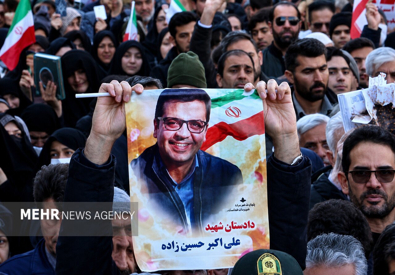دست در دست شهید بهشتی در بهشت