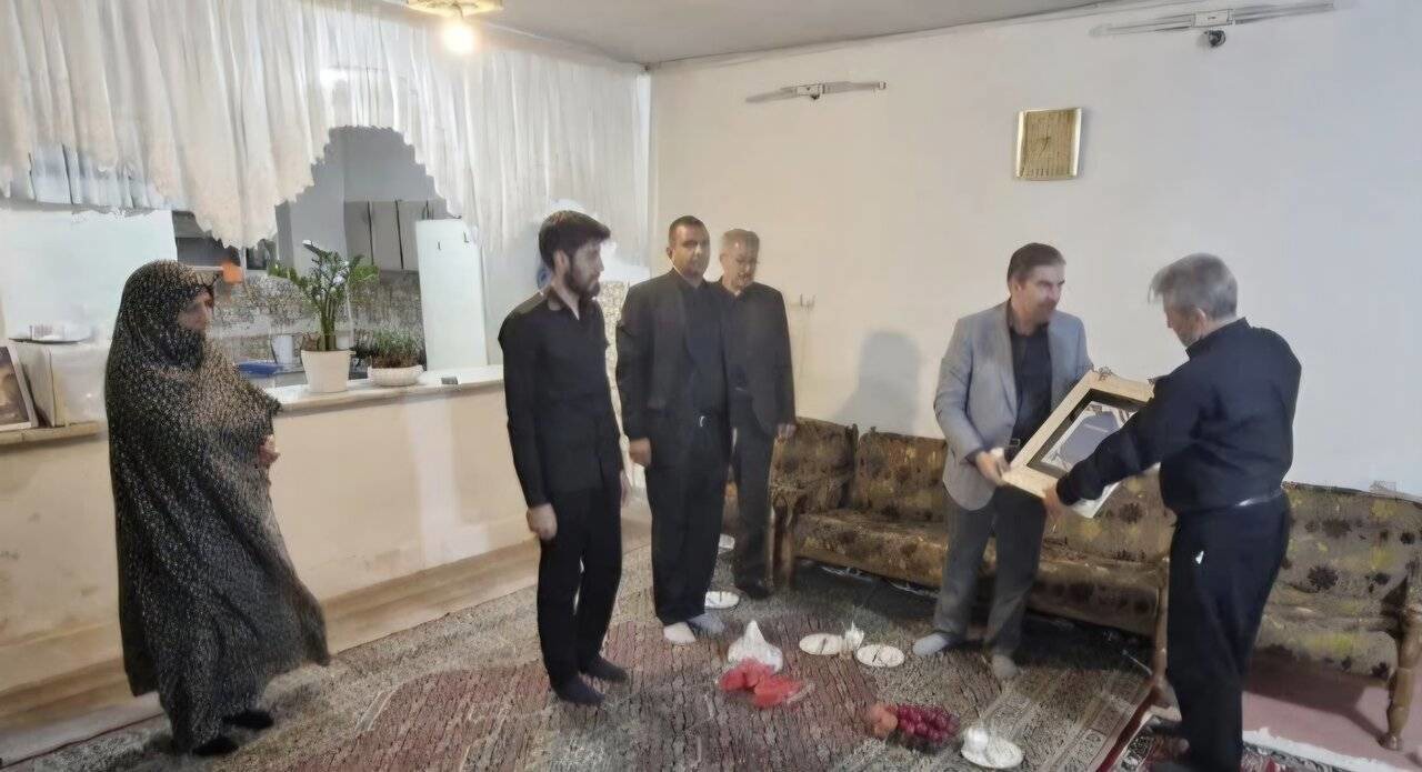 دیدار نماینده مردم فریمان با خانواده شهید ناو دنا