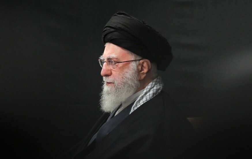 زیارت و دلدادگی رهبر شهید در حرم مطهر امام رضا(ع)