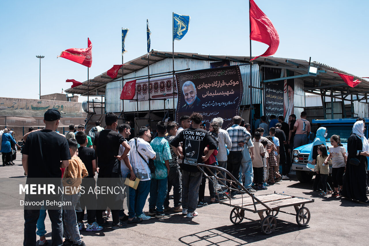 زائران افغانستانی یک‌روز قبل از تشییع رهبر شهید وارد مشهد می‌شوند
