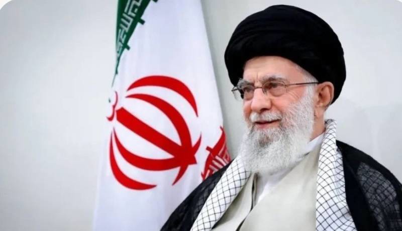 فیلم/ علیرضا افتخاری برای رهبر شهید خواند