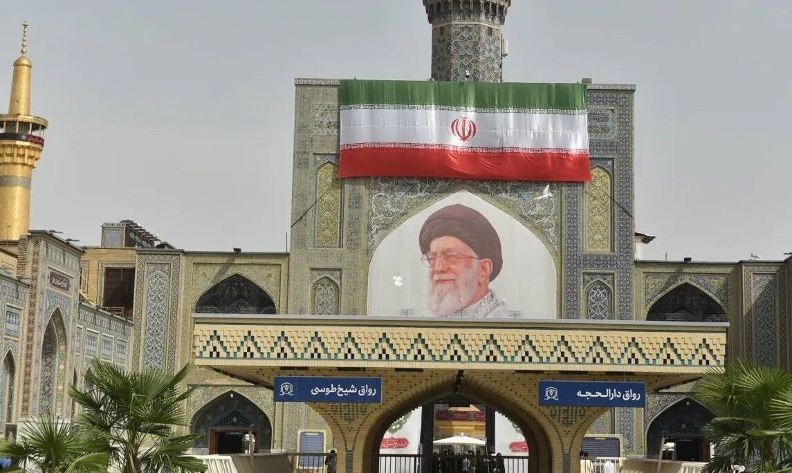 نصب چهار دیوارنگاره به مناسبت آئین تدفین رهبر شهید در حرم رضوی