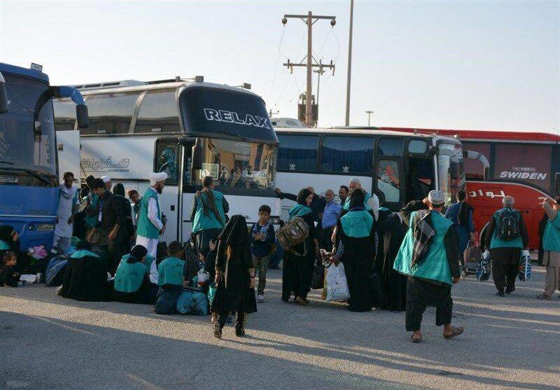 مهمانان افغانستانی مراسم وداع با رهبر شهید وارد ایران شدند