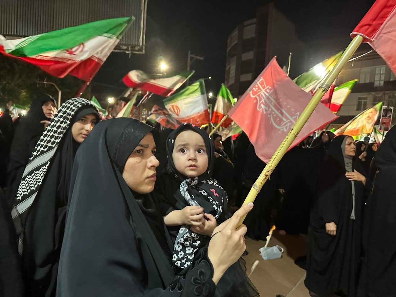 طنین عزاداری به یاد رهبر شهید در قلب اجتماع شبانه
