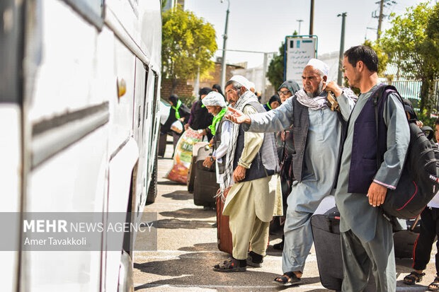 ۱۵۰۰ افغانستانی برای شرکت در مراسم تشییع رهبر شهید وارد کشور شدند