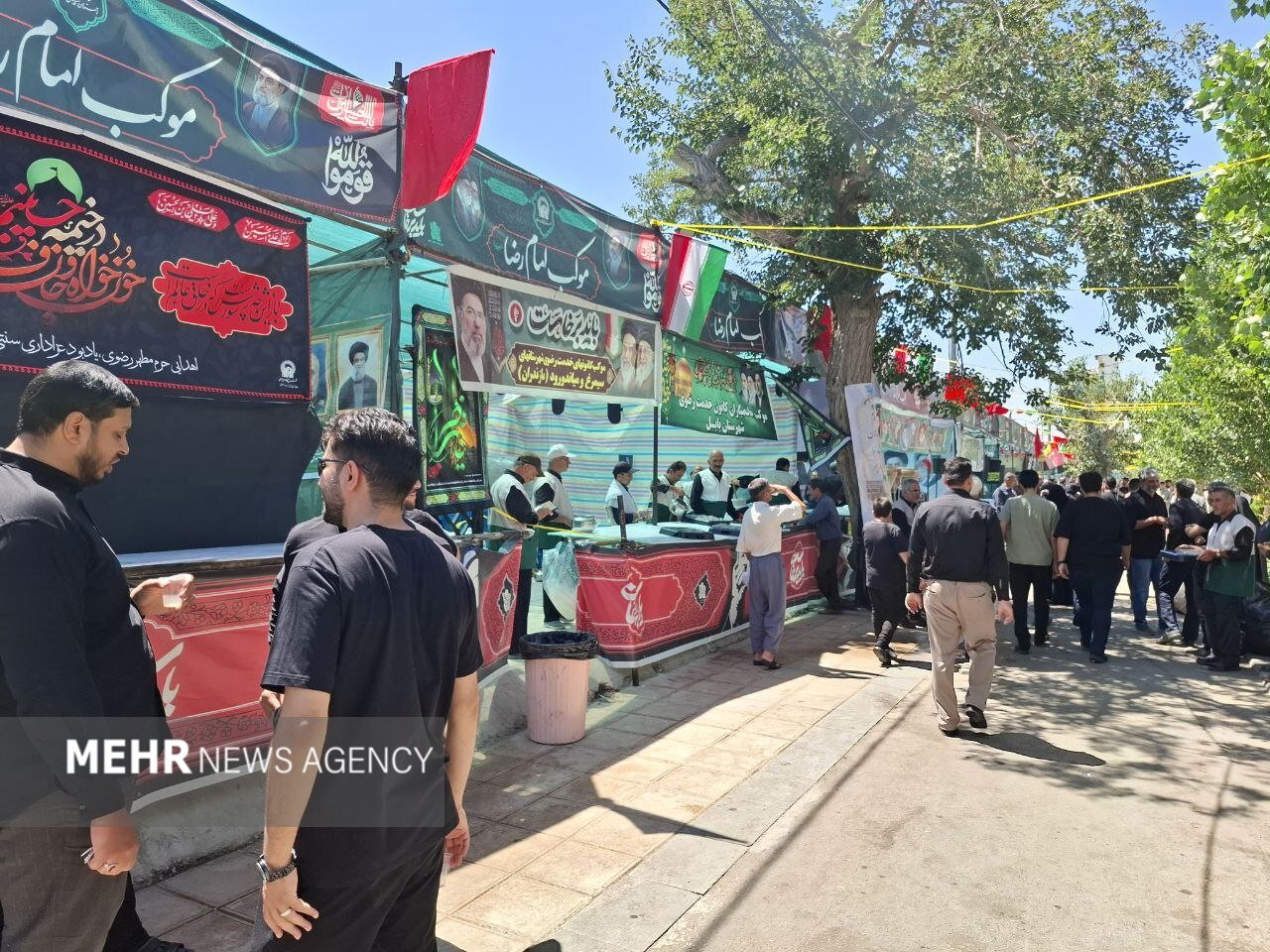 مواکب بلوار رضوی مشهد در حال خدمت‌رسانی به زائران رهبر شهید