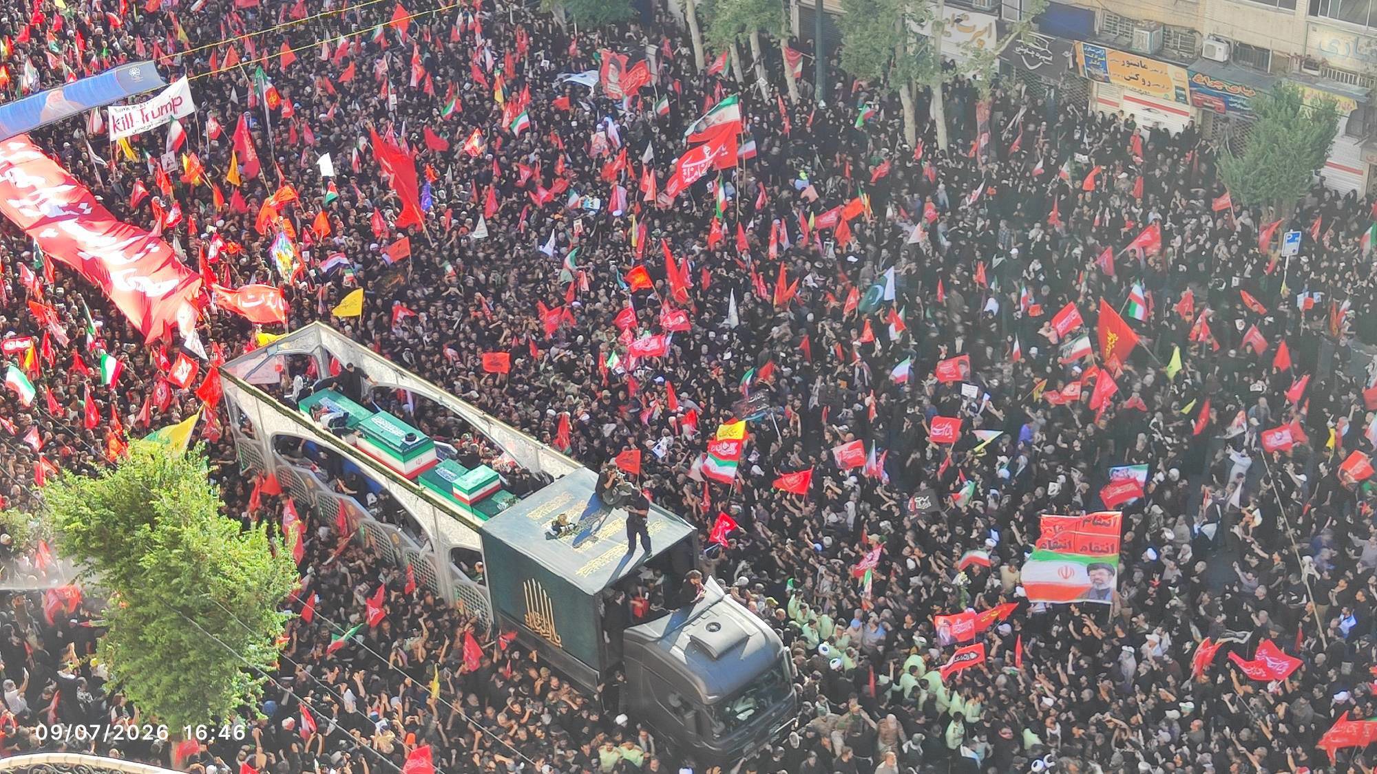 پیکر رهبر شهید با بالگرد به حرم مطهر رضوی منتقل می‌شود