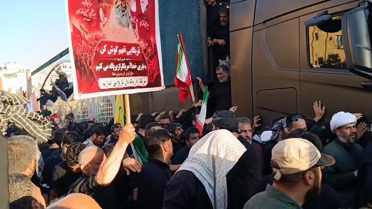 تصاویری از خودروی حامل پیکر آقای شهید ایران در خیابان مصباح یزدی مشهد