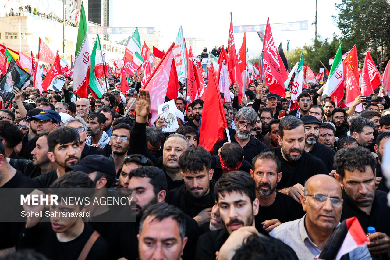 تصاویری از کنار خودروی حامل پیکر آقای شهید ایران روی دستان مردم مشهد