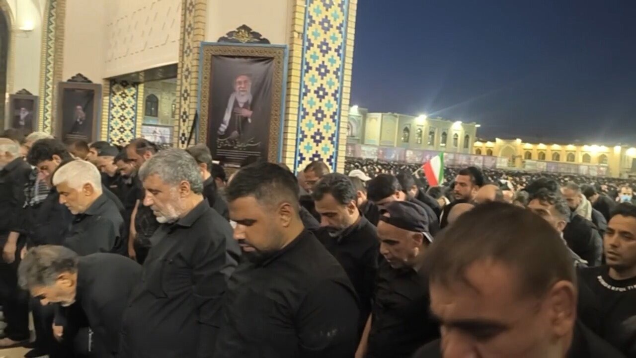 اقامه نماز مغرب و عشا در حرم امام رضا(ع) هم‌زمان با وداع رهبر شهید