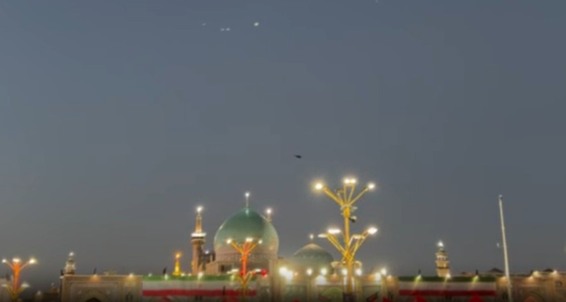 ورود بالگرد حامل پیکرهای مطهر امام شهید امت  به حرم مطهر رضوی