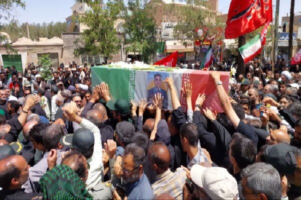 خاوران باز حماسه آفرید؛ بدرقه باشکوه یک شهید بر شانه‌های مردم