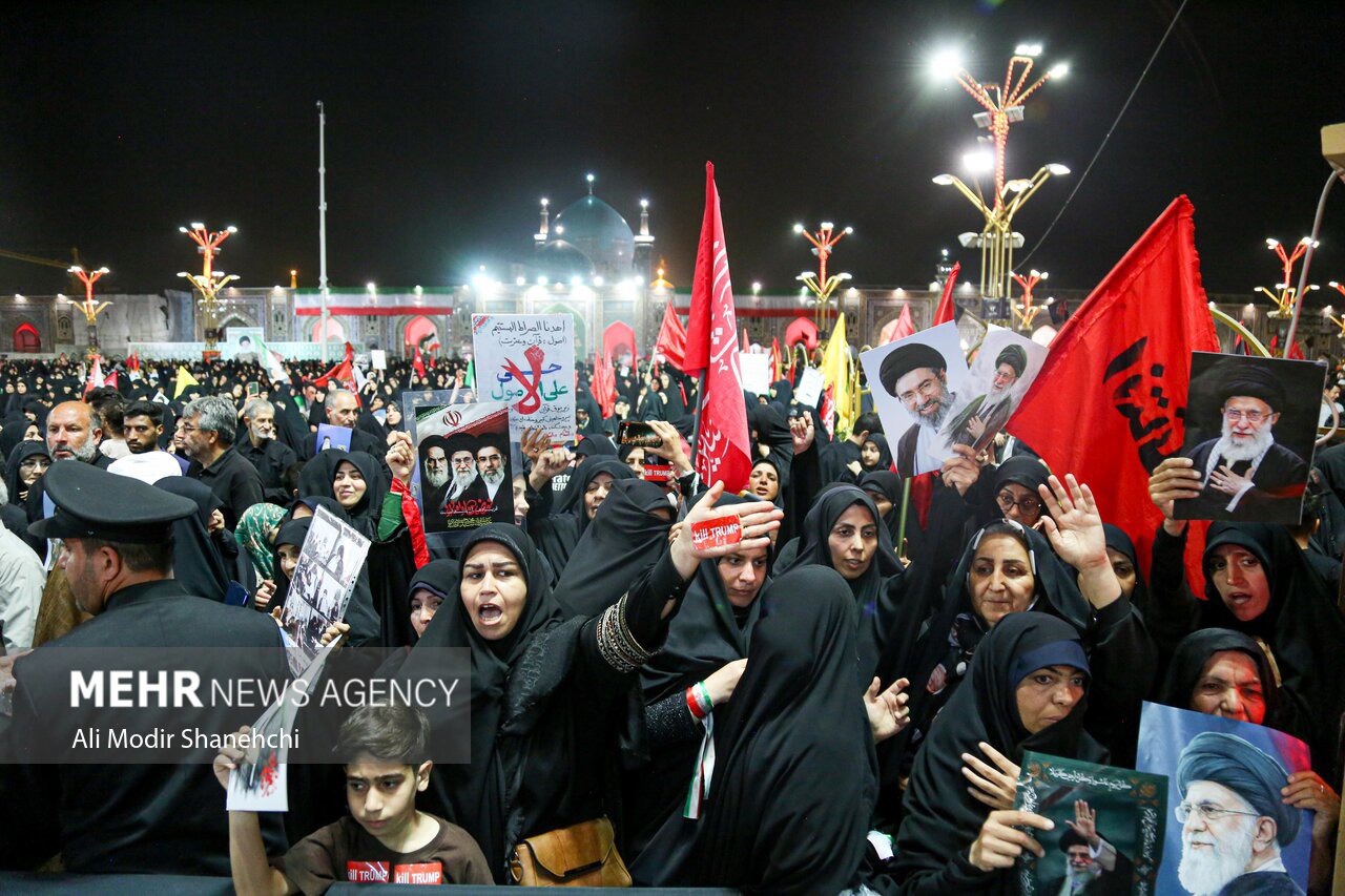 روضه‌خوانی امیر عارف در مراسم بزرگداشت رهبر شهید در حرم رضوی