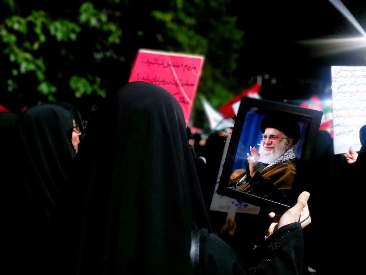 طنین شعارهای کودکانه در تجمعات مشهد؛ وقتی بازی و حماسه گره می‌خورند